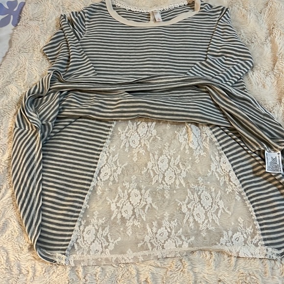 Xhilaration  Back lace And Buttons Grey  and White Striped Flowy Top Size Small - Picture 6 of 7